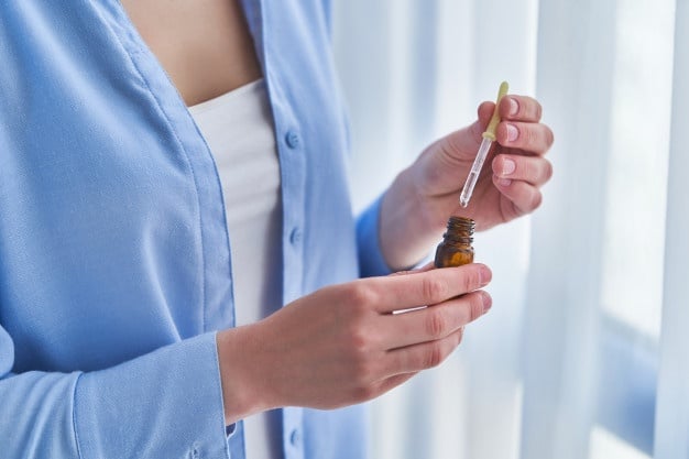 Mujer Que Usa Aceite Perfume Esencial Natural Aromaterapia Homeopatia Hogar 122732 3113